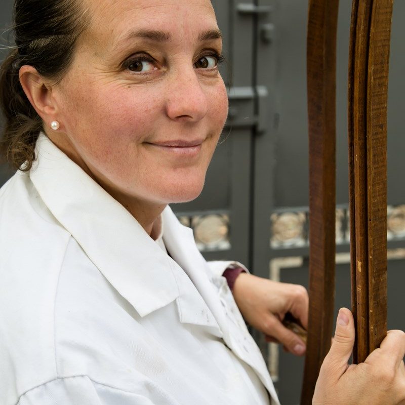 Eléna Bouillon, artisan restaurateur de meubles