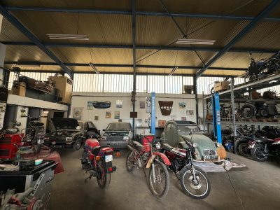 Atelier dans lequel se passe la formation mécanique moto entre Avignon et Aix-en-Provence