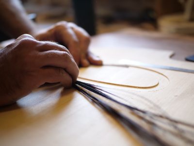 assemblage de rosaces pendant la formation luthier vers Toulouse