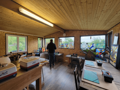Atelier de vitrailliste pendant la formation dans le Perche