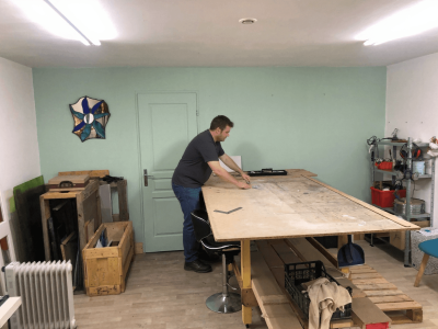 Stagiaire pendant la formation vitrailliste en Occitanie vers Carcassonne