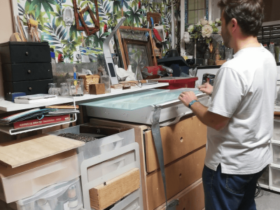 Atelier de vitrailliste pendant la formation à Lille dans le Nord, Hauts-de-France
