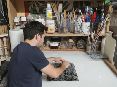 Atelier de vitrailliste pendant la formation à Lille dans le Nord, Hauts-de-France