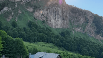 Soleil levant sur la bergerie pendant le stage de berger en estive avec ou sans son chien
