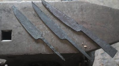 Couteaux bruts de forge au cours de l'atelier forgeron coutelier entre Tours et Blois