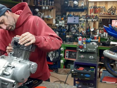 Travail sur carbu pendant la formation ou stage mécanique moto