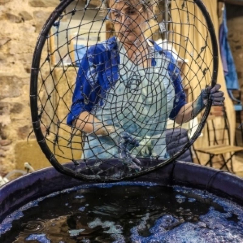Teinture à l'indigo en cours pendant le stage avec un teinturier