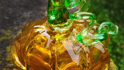 Citrouille de Cyril John au cours de l'atelier de soufflage de verre avec un souffleur vers Paris en Ile-de-France