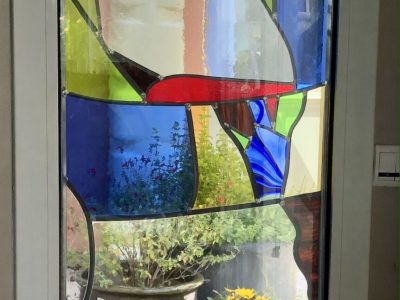 Création d'un vitrail chez un particulier pendant la formation vitrailliste en Occitanie