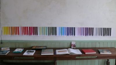 Documentations dans l'atelier du stage et des cours de peinture à la gouache pour débutants avec une artiste peintre