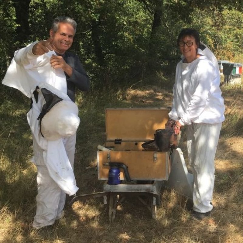 Martine et Cyril Mangenot, apiculteurs qui proposent un stage en apiculture