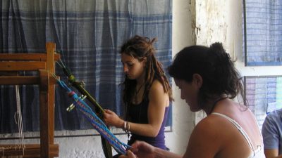 Stagiaires pendant l'atelier de tissage fléché à Bordeaux