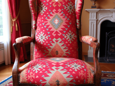 Fauteuil rouge pendant la formation tapissier d'ameublement en Gironde