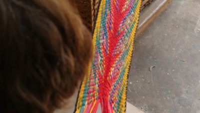 Tissage fléché en cours pendant l'atelier de tissage à Bordeaux