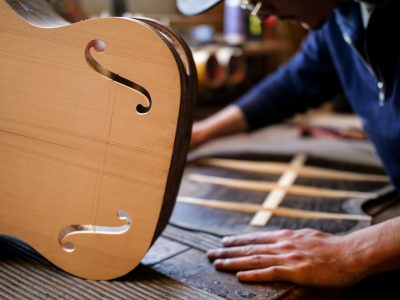 Explications pendant la formation lutherie à Toulouse en Occitanie