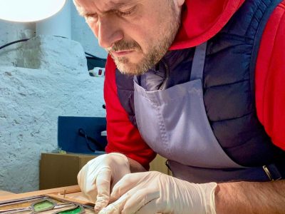 Formateur pendant la formation vitrailliste en Hautte-Garonne