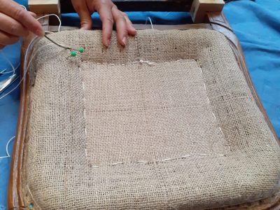 Geste pendant la formation tapissier décorateur en Gironde vers Bordeaux