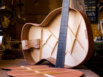Guitare démontée pendant la formation lutherie avec un luthier vers Toulouse