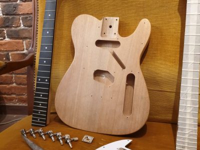 Guitare électrique démontée pendant la formation luthier proche de Toulouse