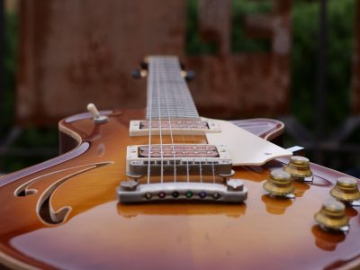 Guitare électrique pendant la formation avec un luthier proche de Toulouse