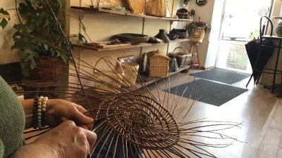 Début de panier dans l'atelier de vannerie pendant le stage avec un vannier
