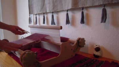 Petit métier à tisser pendant le stage d’initiation au tissage manuel