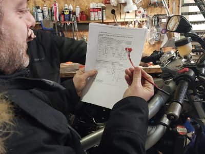 lecture de plan pendant la formation mécanique moto en Aveyron