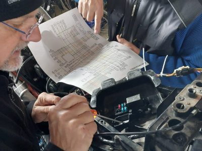Les stagiaires travaillent dur pendant la formation mécanique moto chez Samuel en Aveyron