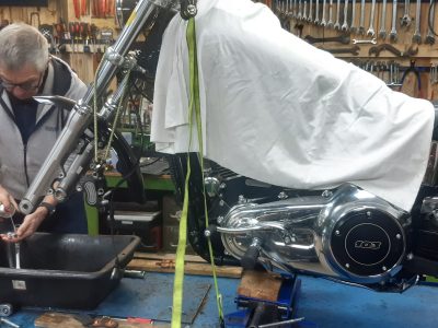 Montage du cycle pendant la formation mécanique moto