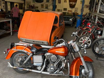 Moto orange pendant la formation mécanique moto en Provence Alpes Côtes d'Azur