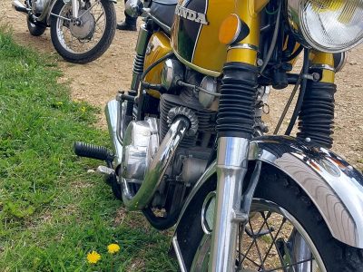 Motos pendant la formation mécanique moto en Aveyron