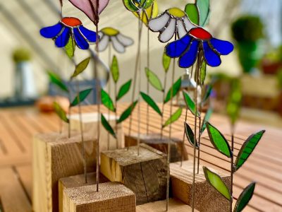 Objets décoratifs en vitrail pendant la formation vitrailliste en Haute-Garonne