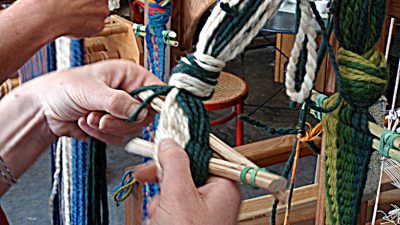Ourdissage pendant l'atelier de tissage fléché à Bordeaux en Gironde