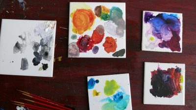 Palettes de couleurs pendant les cours de peinture à la gouache avec une artiste peintre