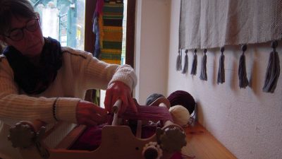 Tissage manuel en cours pendant le stage d’initiation