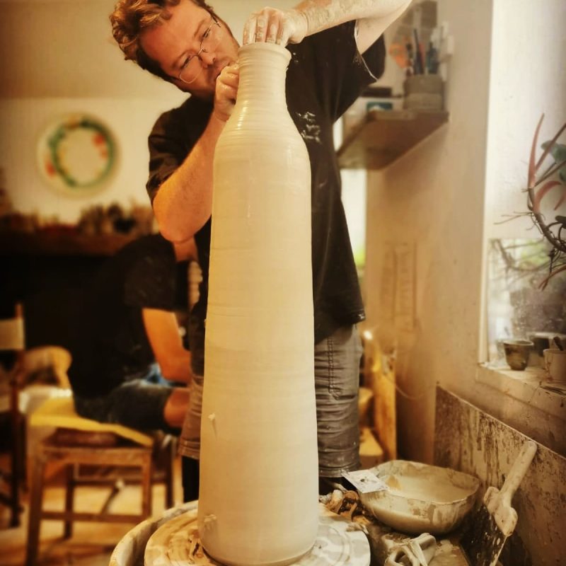 Mathieu Hettema tournage d'une pièce en céramique à Giroussens