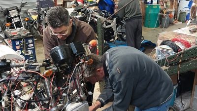 Stagiaires en pleine action pendant le stage sur l'électricité d'une moto