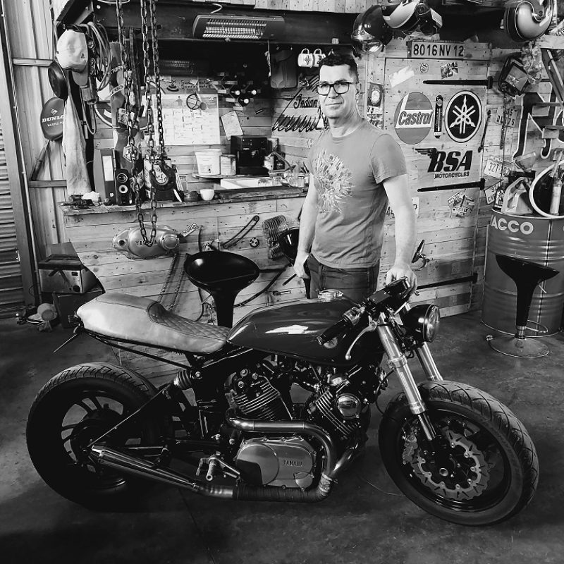 Samuel Do, spécialiste en mécanique moto dans son atelier