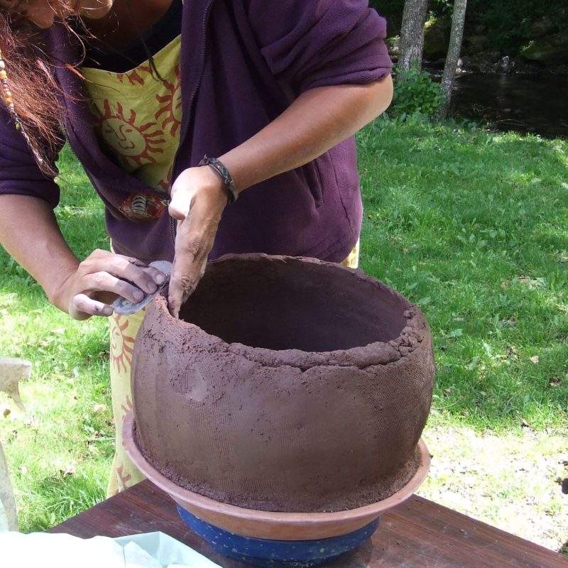 Confection de poterie pendant le stage de céramique africaine en Occitanie