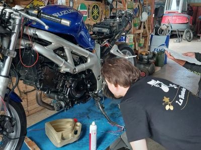 Réparation de moto pendant la formation mécanique moto en Aveyron