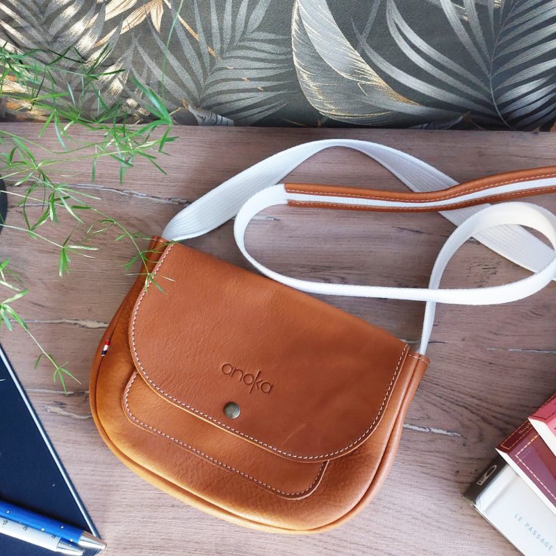 Sac camel fait pendant l'atelier de maroquinerie à Cholet