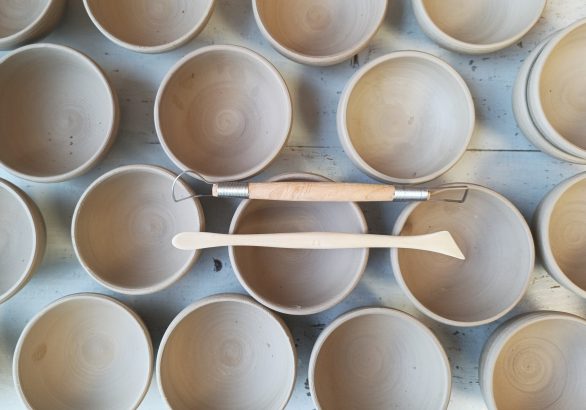 Outils au cours de la formations céramique et poterie avec une céramiste en Vendée vers Nantes