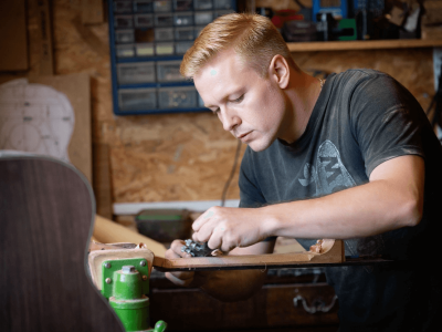 Stagiaire pendant la formation lutherie avec un luthier vers Toulouse en Occitanie
