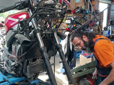 Stagiaire pendant la formation mécanique moto