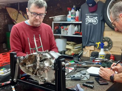 Stagiaire pendant la formation mécanique motocycle