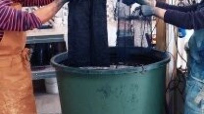 Stagiaire pendant le stage de teinture indigo chez un teinturier vers Castres