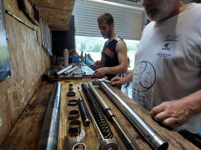 Stagiaires au stock pendant la formation mécanique moto en Aveyron