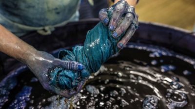 Teinture indigo d'une écharpe pendant l'atelier ou le stage avec un teinturier
