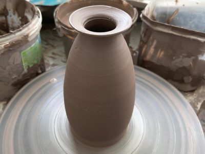 Tour de poterie au cours de la formation céramique avec une céramiste entre Chartres et Orléans
