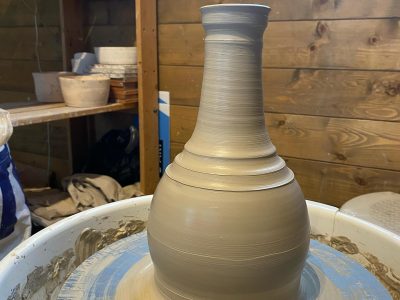 Tournage céramique pendant la formation poterie en Dordogne